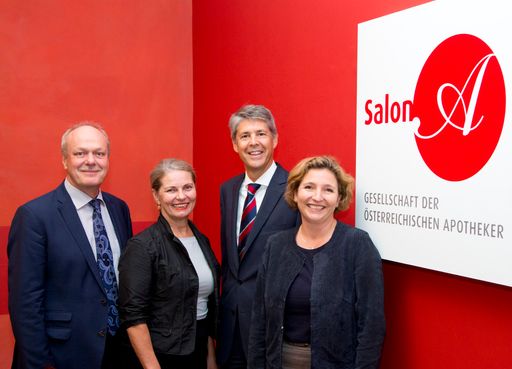 v.l.: Dr. Josef Probst (Generaldirektor im Hauptverband der
österreichischen Sozialversicherungsträger), Mag. pharm. Dr. Ulrike
Mursch-Edlmayr (Salon A-Obfrau), Mag. Martin Munte (Präsident der
Pharmig), Mag. pharm. Corinna Prinz-Stremitzer (Salon A-Obfrau Stv.)