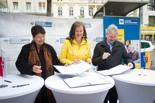 Vorschau Bild von StRin Renate Brauner, StRin Ulli Sima und LR Karl Wilfing
unterzeichneten eine Absichtserklärung über die
Finanzierungsunterstützung.