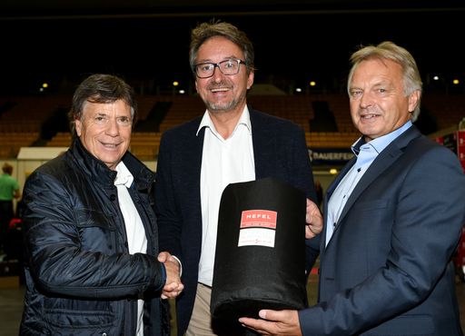 5 Jahre Partnerschaft: ÖSV Präsident Peter
Schröcksnadel, GF HEFEL Dietmar Hefel und ÖSV Sportdirektor Hans Pum
beim Handshake