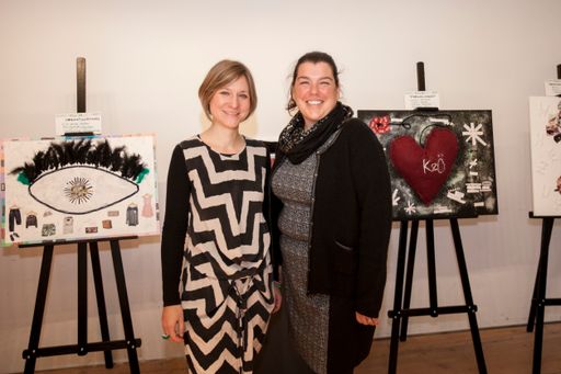  Die Workshopleiterinnen Manuela Grundner und Gudrun
Jöller bei der Vernissage "Kastner&Öhler Lerhlinge und die
Unternehmenswerte" Im Hintergrund sind die Werke der Lehrlinge