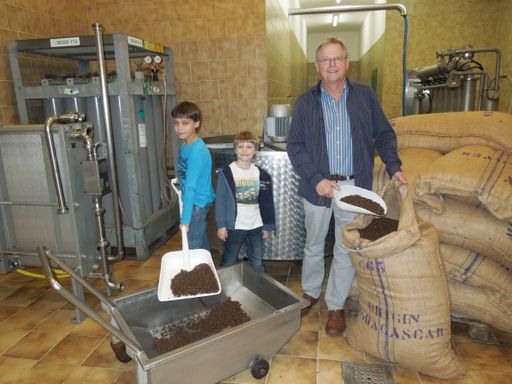  Kinder helfen bei Produktion von alkoholfreiem
Glühwein
