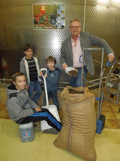 Vorschau Bild von Kinder helfen bei Produktion von alkoholfreiem
Glühwein