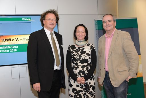  http://www.apa-fotoservice.at/galerie/8327 Im BIld
v.l.n.r.: Franz Peter Amesberger (Geschäftsführer TCI Consult GmbH,
Vorstand TDWI Österreich), Prof. Stefanie Lindstaedt (CEO des
Know-Centers und Leiterin des Instituts für Wissensmanagement der TU
Graz), Franz Liebmann (Leiter Werbemarkt Kleine Zeitung)
