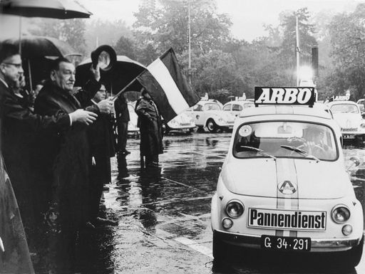 1967 verließen die ersten Arbö-Pannenautos den
Wiener Rathausplatz