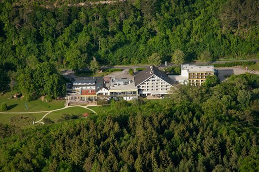 Vorschau Bild von Luftaufnahme Seminar- und Eventhotel
Krainerhütte im Helenental