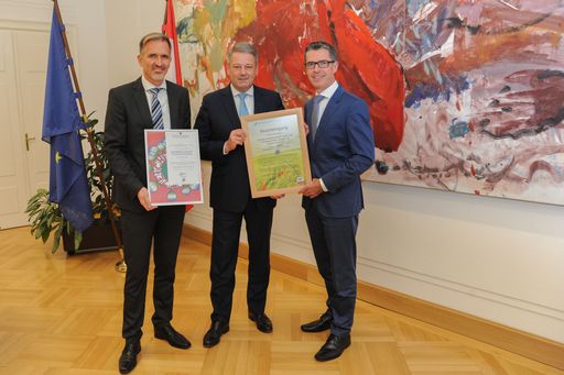  Der Umweltzeichenbetrieb Naturkraft
Energievertriebsgesellschaft bezieht Strom ausschließlich aus
erneuerbaren Energiequellen. Im Beisein BM Ruppechters wird der
Betrieb von TÜV Austria zertifiziert.