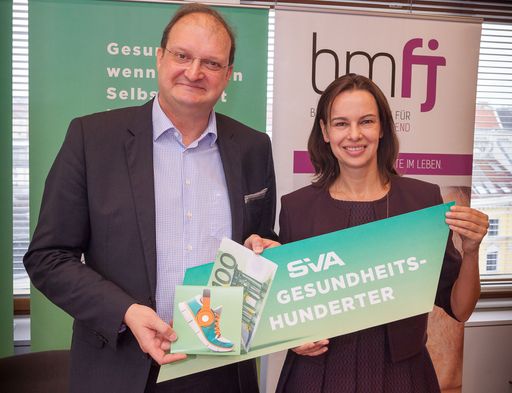 http://www.apa-fotoservice.at/galerie/8332 Im Bild
v.l.n.r.: Mag. Alexander Herzog (Obmann-Stv. der SVA), Dr. Sophie
Karmasin (Bundesministerin für Familien und Jugend)