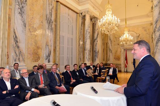  Bundesminister Andrä Rupprechter bei seinem Eröffnungsstatement
anlässlich der Podiumsdiskussion "Netze 2050 - Rückgrat der
Energiezukunft?"