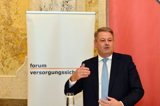 Vorschau Bild von Bundesminister Andrä Rupprechter bei seinem Eröffnungsstatement
anlässlich der Podiumsdiskussion "Netze 2050 - Rückgrat der
Energiezukunft?"