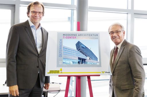 Präsentation der Sonderbriefmarke im T-Center. Am
Bild: Andreas Bierwirth, CEO T-Mobile, und Post-Generaldirektor
Georg Pölzl.