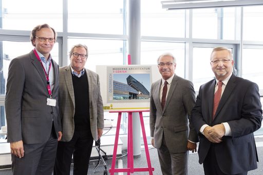 Vorschau Bild von Präsentation der Sonderbriefmarke im T-Center. Am
Bild: Präsentation der Sonderbriefmarke T-Center: Andreas Bierwirth,
CEO T-Mobile, Hermann Eisenköck, Architekt T-Center,
Post-Generaldirektor Georg Pölzl, Franz Grohs, Managing Director
T-Systems (v.l.n.r.)