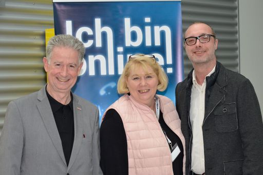 http://www.apa-fotoservice.at/galerie/8321 Im Bild
v.l.n.r.: Dr. Werner Lämmerer (Fachgruppengeschäftsführer WKO),
Regiena Hönigsberger (Initiatorin), Dominic Neumann
(Fachgruppenobmann UBIT)