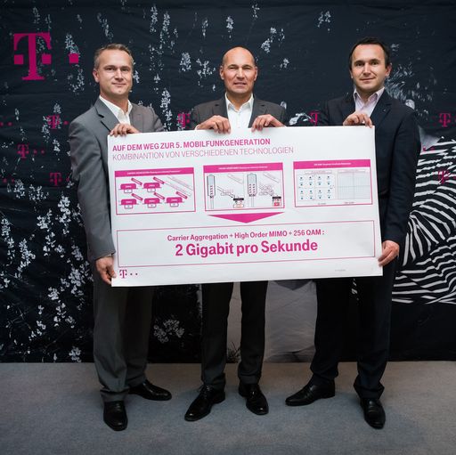  T-Mobile und Huawei bringen die Mobilfunkzukunft
nach Österreich: Mit 4.5G-Technologie knapp 2 Gigabit pro Sekunde
erreicht (v.l.n.r.: Erich Manzer, Vice President Key Account
Management Huawei Austria, Rüdiger Köster, CTO T-Mobile Austria und
Driton Emini, Abteilungsleiter Radio Networks T-Mobile Austria)