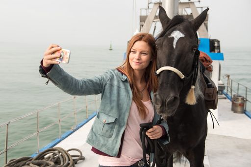  Mika (Hanna Binke) und Ostwind machen sich auf den
Weg nach Spanien. Regie: Katja von Garnier.