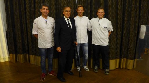 Vorschau Bild von von links: Angel Pascual (Brand Chef StandArt Moscow), Dr. Emil
Brix (Österreichischer Botschafter in Moskau), Christian Rescher
(Küchenchef Aurelio Lech), Toni Urban (Sous Chef Aurelio Lech)