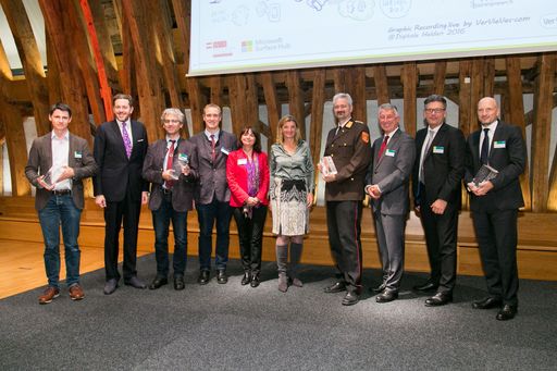 http://www.apa-fotoservice.at/galerie/8308/ Im Bild
v.l.n.r.: Jan Pichler (CEO myveeta), Harald Mahrer (Staatssekretär),
Gerhard Uitz (Schuldirektor PNMS Zwettl), Martin Stadler (PNMS
Zwettl), Heidrun Strohmeyer (Bildungsministerium), Dorothee Ritz
(Geschäftsführerin Microsoft Österreich), Gerhard Urschler
(Feuerwehrkommandant FF Krems), Helmut Mödlhammer
(Gemeindebund-Präsident), Martin Heimhilcher (WKW Obmann der Sparte
Information und Consulting), Christoph Auer (CIO BWT)