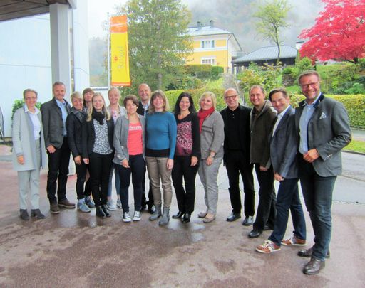  Die Vertreter der Mitgliedsstädte - flankiert
von der Geschäftsführerin Eva Pötzl und Präsident Robert Herzog -
trafen sich im Herzen des Salzkammergutes, in Bad Ischl, und
genossen neben der Tagung auch die Annehmlichkeiten des
Eurothermenresorts.
