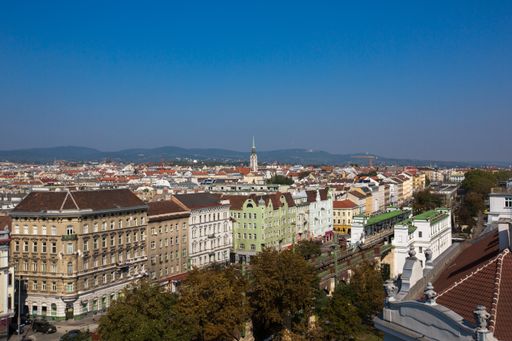 Vorschau Bild von Das Dachgeschoss der Alser Straße 71 bietet einen
traumhaften Ausblick über die Dächer Wiens.