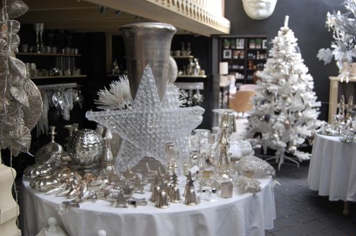 Am 12. November öffnet der Weihnachtsmarkt auf
Schloss Wartholz seine Pforten und hält diese bis zum 24. Dezember
für Liebhaber duftenden Glühweins, herzhafter Speisen und
handverlesener Dekoration auf.