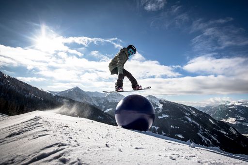 Vorschau Bild von Wer schon sicher auf den Bretteln steht, zeigt sein akrobatisches
Können auf Rails und Jumps im Snowpark.