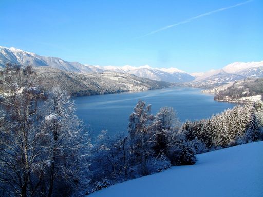 Vorschau Bild von Auch neben den Pisten, in verschneiten Winterwäldern und auf weiß
glitzernden Anhöhen, lässt sich der Schnee auskosten.
