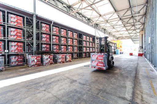 Vorschau Bild von In der riesigen Logistikhalle von Bitbau DÖRR herrschen Ordnung
und System.