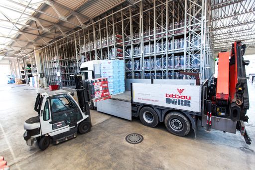 Vorschau Bild von Zehn Millionen Quadratmeter Bitumenbahnen verlassen jährlich das
Lager von Bitbau DÖRR.