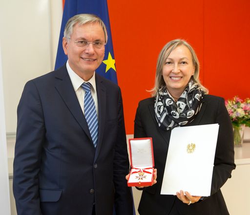 Sozialminister Alois Stöger überreicht das Goldene
Ehrenzeichen der Republik an Christine Leopold, Präsidentin von
Kolping Österreich