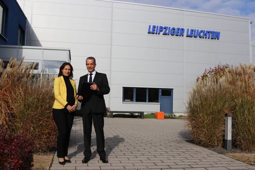 Das Unternehmen Leipziger Leuchten schließt eine
Kooperation mit der IT-Innerebner GmbH und kombiniert herkömmliche
Straßenbeleuchtung mit einem kostenlos nutzbaren WLan-System.