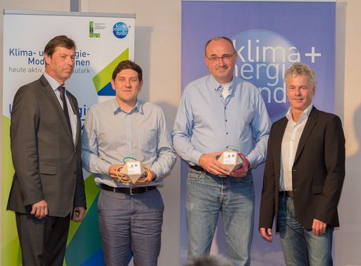 http://www.apa-fotoservice.at/galerie/8358 Im Bild
v.l.n.r.: Günter Liebel, Leitung Sektion Umwelt und Klima, BMLFUW,
Markus Altenhofer, Modellregionsmanager Donau-Böhmerwald, Gerhard
Pausch, Modellregionsmanager Salzburger Seenland, Ingmar Höbarth,
Geschäftsführer Klima- und Energiefonds