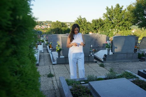 Vorschau Bild von Lesen eines Porträts von Zur Erinnerung am
Smartphone. Direkt vom Grabdenkmal zur Lebensgeschichte der
Verstorbenen.