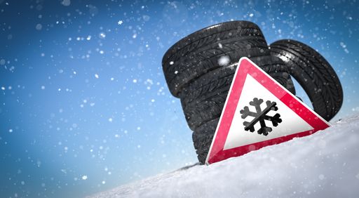 Es richten sich verstärkt Anfragen an die TÜV AUSTRIA Experten,
wann der richtige Zeitpunkt für den Wechsel auf Winterreifen ist.
Bereits Ende September bzw. Anfang Oktober können die
Nachttemperaturen, vor allem in exponierten Lagen oder in bewaldeten
Gegenden, deutlich gegen 0°C sinken. Reif bildet sich auf dem
Fahrbahnbelag und der Sommerreichen mit seiner harten Gummimischung
verliert an Grip.