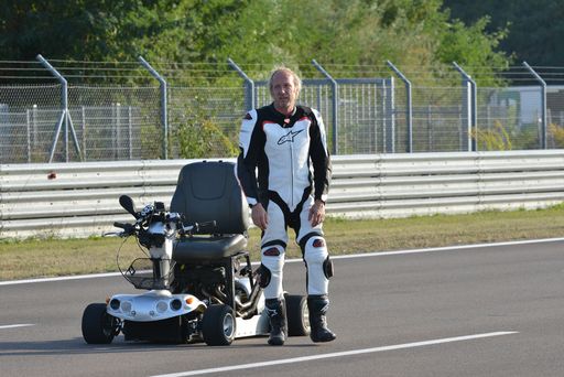 Hardcore-Helge auf Rekordjagd: Mit einem getunten
Krankenfahrstuhl will er den Geschwindigkeitsrekord von 173,16 km/h
brechen. Ob es ihm gelingt? Weiterer Text über ots und
www.presseportal.de/nr/6605 / Die Verwendung dieses Bildes ist für
redaktionelle Zwecke honorarfrei. Veröffentlichung bitte unter
Quellenangabe: "obs/RTL II/PETER ASWENDT"