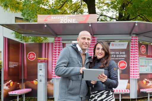  Thomas Frauenschuh (EPAMEDIA) und Daniela Kinz
(Salzburg AG) präsentieren die kreativen Wartehäuschen in der
Mozartstadt
