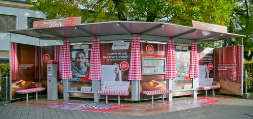 Vorschau Bild von Die auffällige Gestaltung der Wartehäuschen sorgt
auch für zusätzliche Viralität der gelungenen Kampagne: Sie sind der
perfekte Rahmen für Selfies und Fotos, die für einen verstärkten
Werbeeffekt in digitalen Medien sorgen.