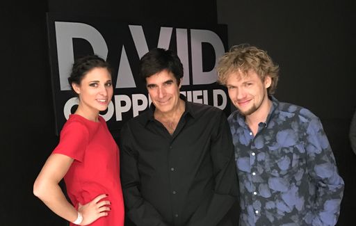  "Magier-Gott" David Copperfield ließ sich bei den
ausverkauften Shows in Las Vegas Ende Oktober von Thommy Ten &
Amélie van Tass verzaubern