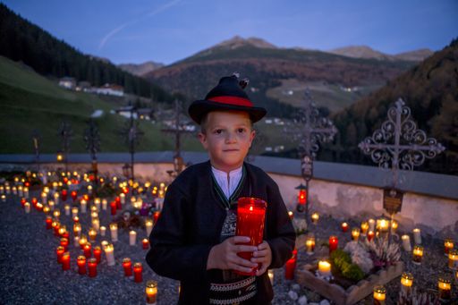  https://www.apa-fotoservice.at/galerie/8350
Allerheiligen in kleinen Händen: Für eine Spendenaktion zugunsten
der Bergbauernhilfe verwandelte sich der Friedhof in ein Lichtmeer“.