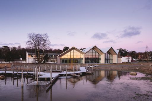 Ein grünes Hotel und Konferenz Zentrum mit steilem Dach in
Dänemark, das sich perfekt in die Umgebung einbettet. Das Haus der
Architektur in Graz öffnete an diesem Abend die Türen für spannende
Vorträge im Rahmen des steilen Daches.