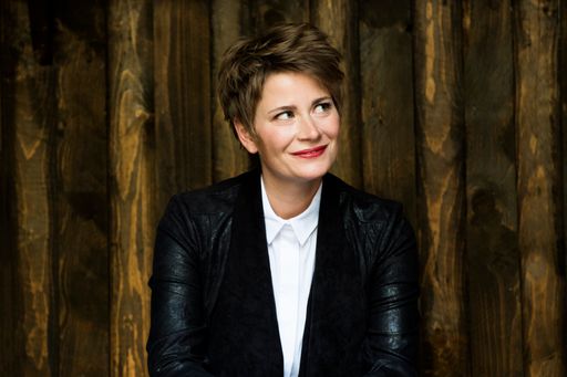 Vorschau Bild von Porträtfoto der Dirigentin der Oper im Steinbruch, Anja Bihlmaier