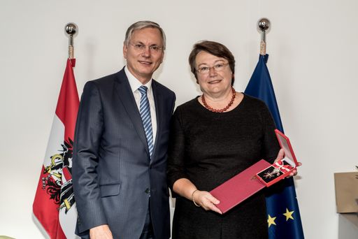  Sozialminister Alois Stöger überreicht Volkshilfe
Präsidentin Barbara Gross das Große Silberne Ehrenzeichen um
Verdienste für die Republik Österreich.
