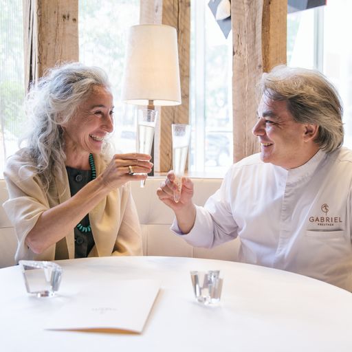  VERA PURE Kreativchefin und Gründerin Vera Purtscher und Starkoch
Gabriel Kreuther mit den neuen SinStella Flöten in seinem Restaurant
in New York