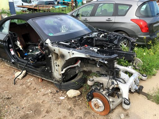 Vorsicht vor einer neuen Betrugsmasche mit
Traumautos: Hier werden hochpreisige Edelkarossen aus den USA in
Deutschland an den Mann oder die Frau gebracht. Das Dumme ist nur:
In Wirklichkeit handelt es sich dabei um Totalschäden, die vorher
billig in Litauen repariert und aufgemöbelt wurden! GRIP zeigt die
fiesen Machenschaften der abgebrühten Autobetrüger.