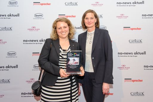 Die Siegerinnen des PR-Bild Awards 2016: Vanessa
Jung, Leiterin Unternehmenskommunikation, bei MEWA Textil-Service
und Bonni Narjes von der Agentur 'Medien Contor' (vlnr.) Das
Wiesbadener Unternehmen hat gewonnen mit dem Foto ,MEWA Dynamic
Construct. Offizielle Ausrüstung für mehr Bewegungsfreiheit"