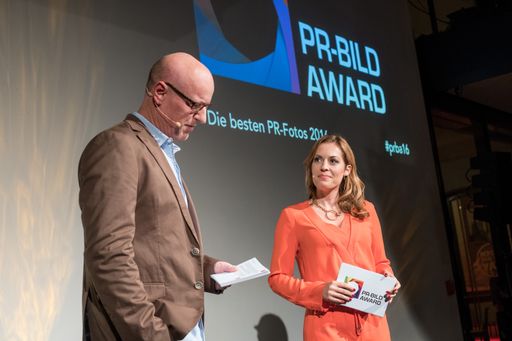 Vorschau Bild von Verleihung des PR-Bild Awards 2016 in Hamburg. Im
Bild die Moderatoren Jule Gölsdorf (n-tv, NDR) und Jens Petersen
(Leiter Unternehmenskommunikation bei news aktuell).