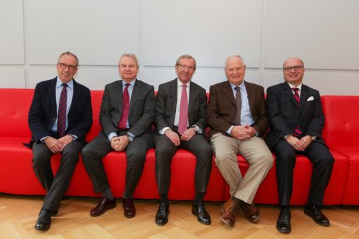 http://www.apa-fotoservice.at/galerie/8384 Im Bild
v.l.n.r.: Dr. Michael Nake Kanzler der Paracelsus Medizinischen
Privatuniversität, Dr. Jan Oliver Huber Generalsekretär Pharmig, Dr.
Wilfried Haslauer Landeshauptmann von Salzburg und Ressortleiter
Bildungswesen, Univ.-Prof. Dr. Herbert Resch Rektor der Paracelsus
Medizinischen Privatuniversität, Mag. pharm. Thomas Veitschegger
Vizepräsident des Österreichischen Apothekerverbandes