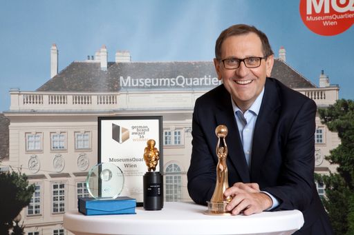  MQ-Direktor Christian Strasser mit den diesjährigen
Auszeichnungen des MuseumsQuartier Wien