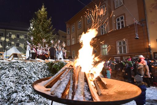 Beim traditionellen Rattenberger Advent wird
bewusst auf künstliches Licht verzichtet. Die mittelalterliche Stadt
erstrahlt im Licht der unzähligen Kerzen und Feuerstellen.