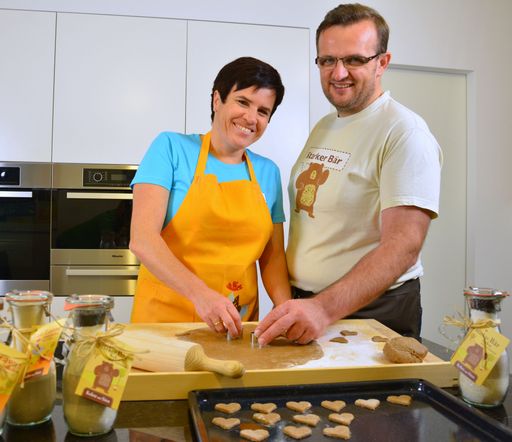  Den Duft aus der Backstube liefern die neuen „Kekse
mit Sinn im Glas“ jetzt bis nach Hause. „Starker Bär“ und „Schöne
Stunden“ sind als fertige Backmischung, schichtweise abgefüllt im
transparenten Weck-Glas erhältlich. Daheim kommen noch Butter und
Schlagobers dazu und schon kann der Back-Spaß beginnen.