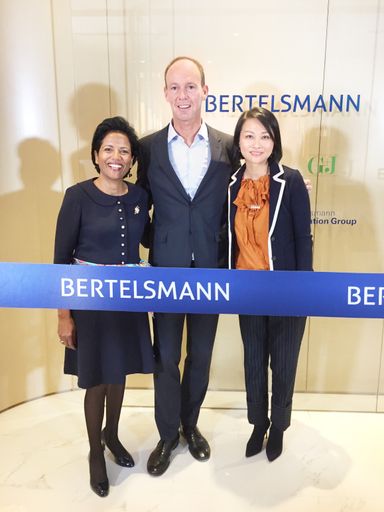 Vorschau Bild von (v. l. n. r.) Shobhna Mohn, Executive Vice
President Growth Regions bei Bertelsmann, Thomas Rabe,
Vorstandsvorsitzender von Bertelsmann, und Annabelle Long, Chief
Executive Officer des Bertelsmann China Corporate Center und
Managing Partner von Bertelsmann Asia Investments Weiterer Text über
ots und www.presseportal.de/nr/7842 / Die Verwendung dieses Bildes
ist für redaktionelle Zwecke honorarfrei. Veröffentlichung bitte
unter Quellenangabe: "obs/Bertelsmann SE & Co. KGaA"