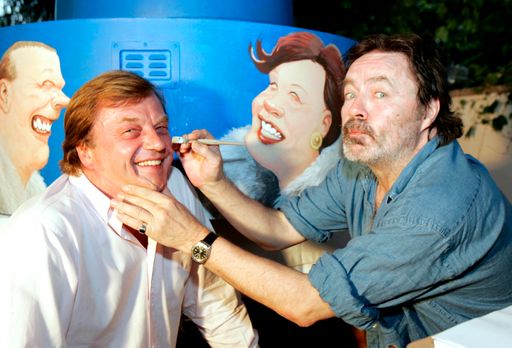 Vorschau Bild von Michael Aufhauser und Manfred Deix beim Bemalen der
Tierschutzfigur für das Festspielhaus Salzburg.